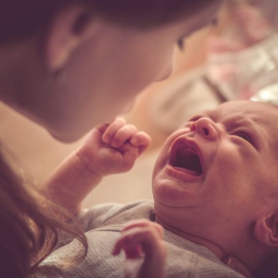 bebé llora sin parar en los brazos de su madre