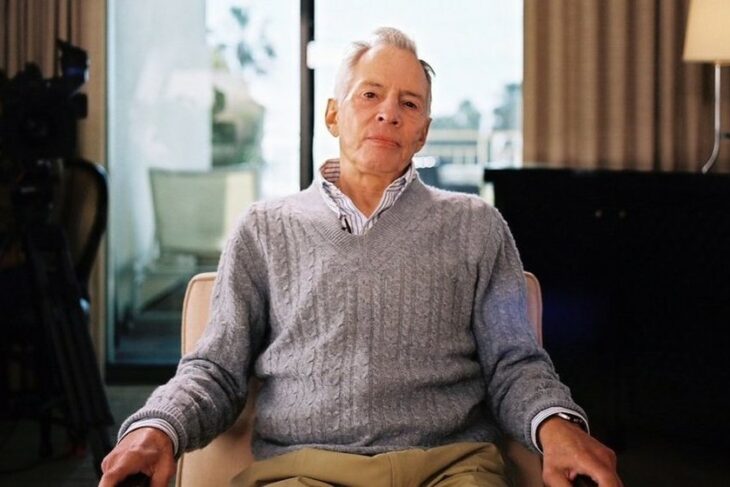 escena de la serie The Jinx el protagonista sentado en un sillón