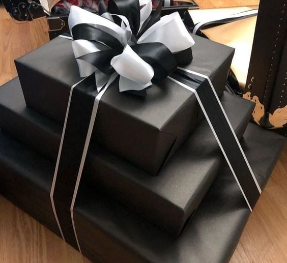envolturas de regalos en color negro