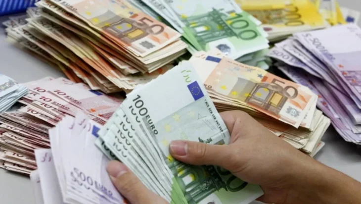 fajos de billetes de distintas denominaciones de euros