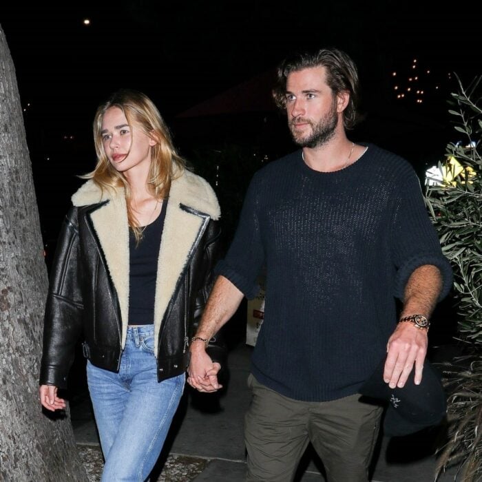 Liam Hemsworth y Gabriella Brooks caminando tomados de la mano 