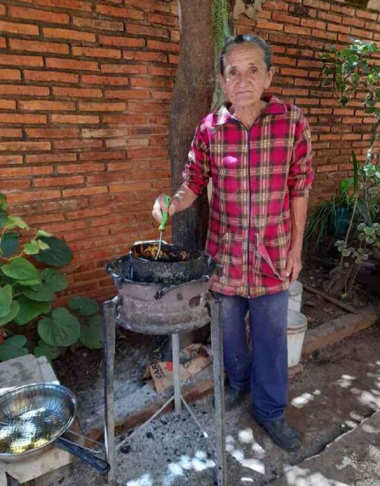 abuelita preparando empanadas