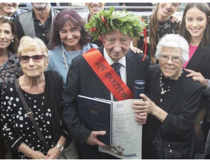 abuelito sostiene su título como doctor en derecho