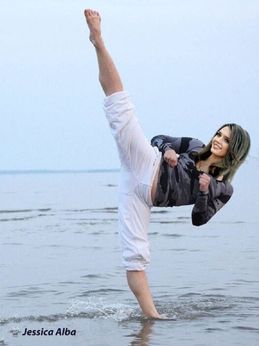 Jessica Alba la actriz da una patada al aire esta a la orilla del mar lleva un cómodo pantalón blanco y una sudadera gris
