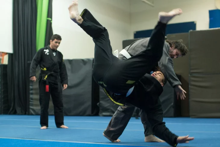 Keanu Reeves entrenando un combate para una película lleva un traje de artes marciales en color gris