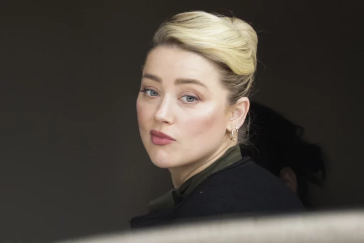 Amber Heard haciendo muecas 