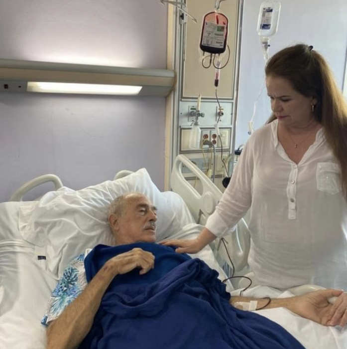 Image of actor Andrés García in a hospital bed accompanied by his wife Margarita Portillo 