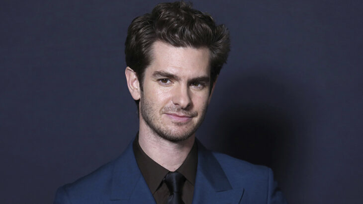 Andrew Garfield con traje azul 