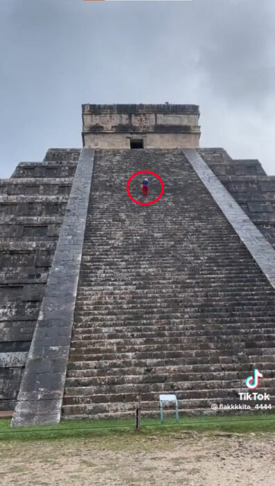 mujer sube la pirámide hasta el templo Kukulcán y la apodan Lady Chichén Itzá