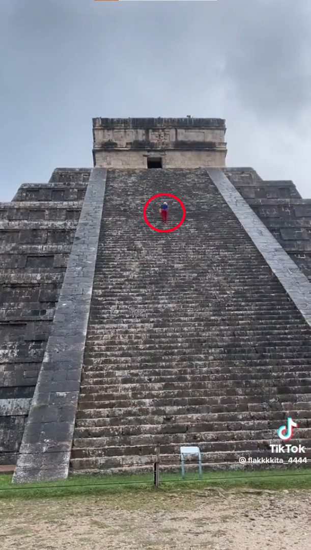 Lady Chichén Itzá Tourist climbs the Kukulkan pyramid and when she