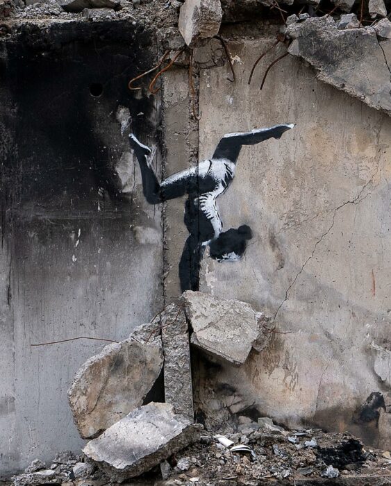 Banksy reaparece con obra en edificio destruido por guerra en Ucrania