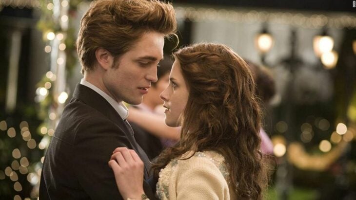 Bella y Edward de Crepúsculo bailando