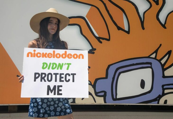 Alexa nikolas protestó frente a las instalaciones de Nickelodeon 