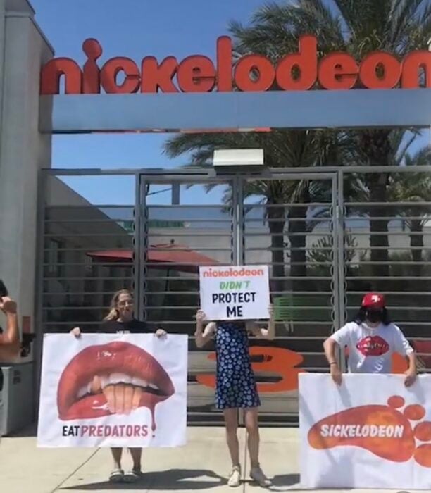 Alexa Nikolas protesta en la sede de Nickelodeon en California 