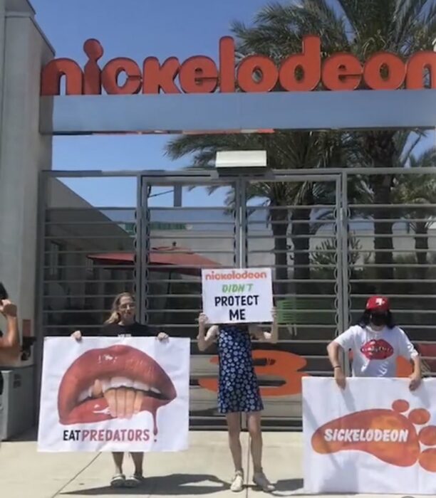 Alexa Nikolas protesta en la sede de Nickelodeon en California 