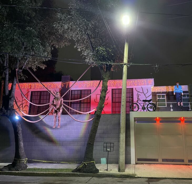 casa en el Estado de México decorada con detalles y escenas de la famosa serie de 'Stranger Things'