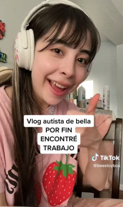 Bella chica tiktoker con autismo feliz porque consiguió trabajo