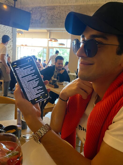foto de un chico en un restaurante mostrando el celular a su novia 
