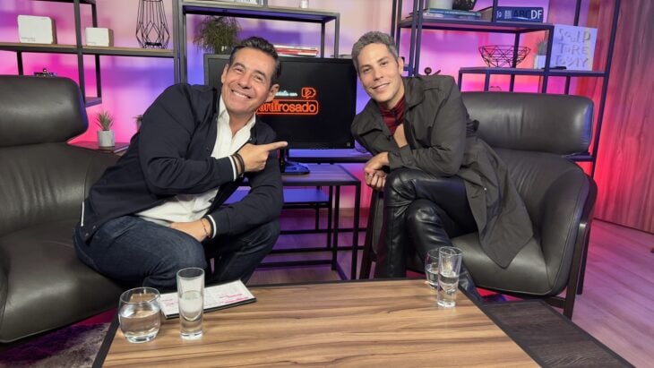 Photograph of Yordi Rosado with Christian Chávez posing seated in some armchairs for the interview on Yordi Rosado's YouTube channel 