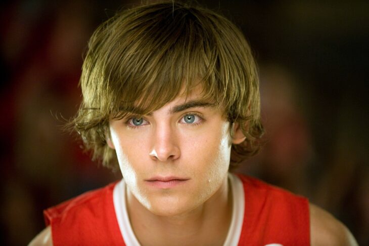 Fotografía de Zac Efron en su personaje de Troy Bolton en la película High School Musical 