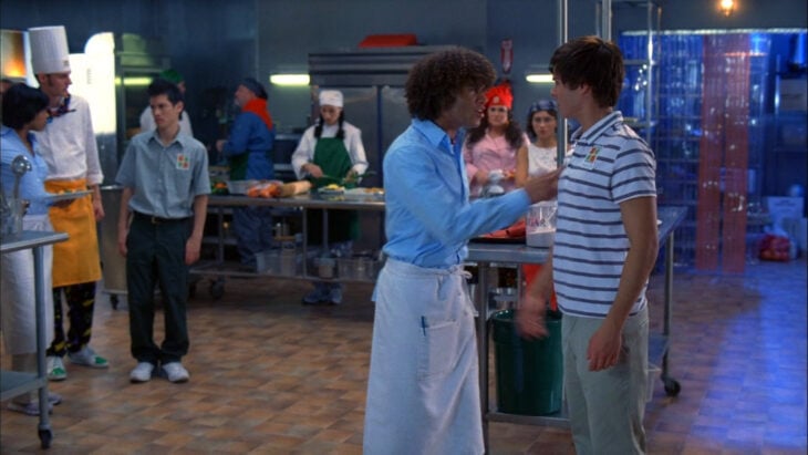 Escena de la película de High School Musical con Chad y Troy Bolton discutiendo 