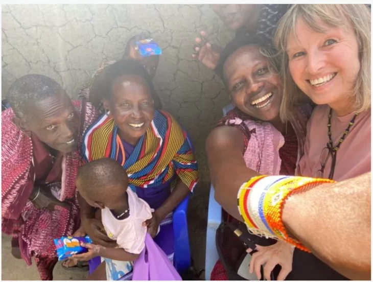 Deborah Babu viviendo en Tanzania con la familia de Saitoty