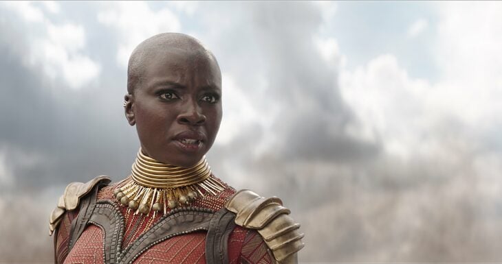 Actriz Danai Gurira caracterizada en su personaje de Okoye en la película de Black Panther 1 