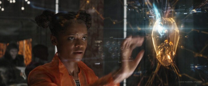 Escena de Avengers Infinity Wars donde Shuri trata de extraer la gema de la mente de Visión 