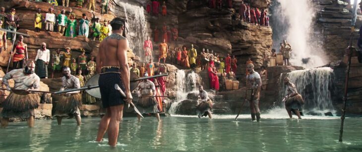 Escena de la película Black Panther en la que T´Challa pelea por ser acreedor al trono de Wakanda 