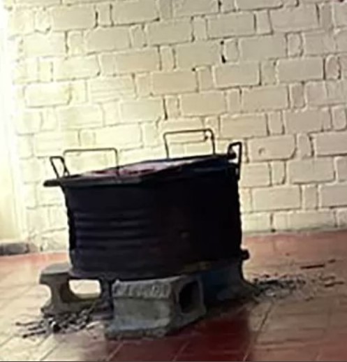 fotografía de un caso sobre unos blocks de cemento simulando ser una asador de carne 