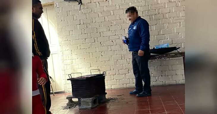 fotografía de un hombre parado con una cerveza en la mano mientras asa una carne en un salón de clases en Coahuila 
