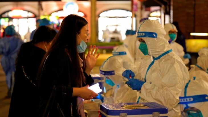 Disney Shanghái autoridades sanitarias hablando con los posibles infectados