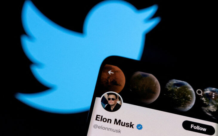 Imagen con un celular con la cuenta de Twitter de Elon Musk y de fondo el logotipo de Twitter 