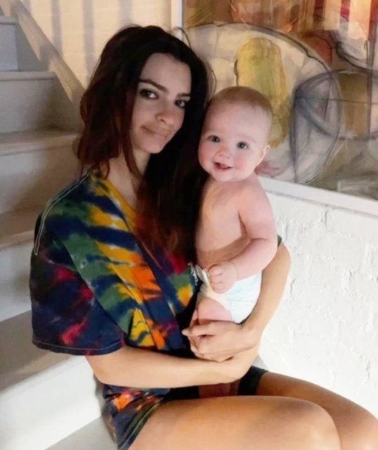 Emily Ratajkowski le compra a su hijo toda clase de juguetes para que crezca sin estereotipos 