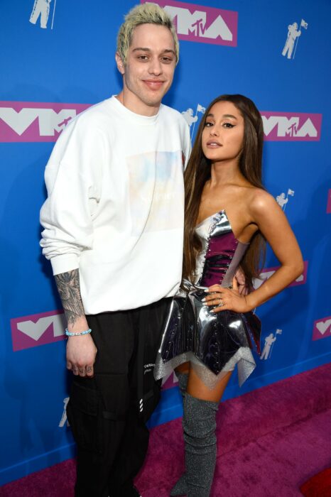 Ariana Grande posando abrazada del comediante estadounidense Pete Davidson en una alfombra roja de los premios MTV 