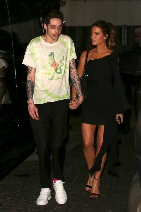 Pete Davidson caminando de la mano junto a Kate Beckinsale en una de las calles de Los Ángeles, California 