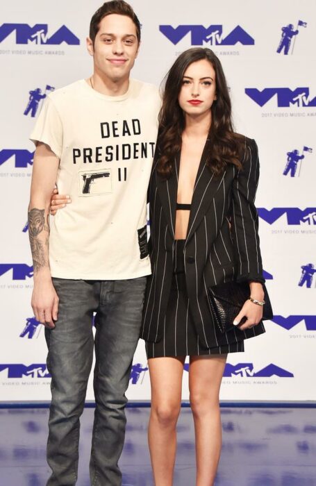 Pete Davidson posando en la alfombra roja de los premios MTV en 2015 junto a Cazzie David 