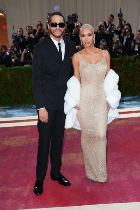 Pete Davidson posando junto a Kim Kardashian en una alfombra roja de los MEt Gala 