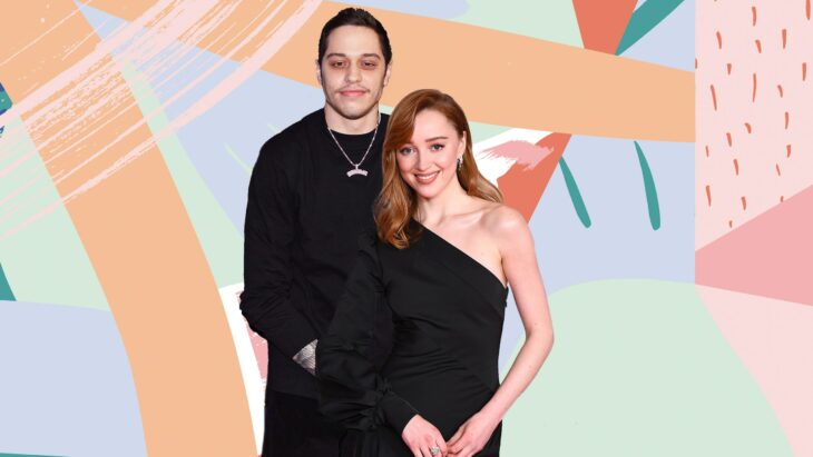 Pete Davidson posando junto a su exnovia la actriz Phoebe Dynevor