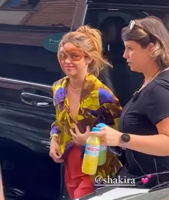  Shakira y una asistente