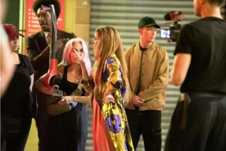  Shakira acompañada de extras en una filmación