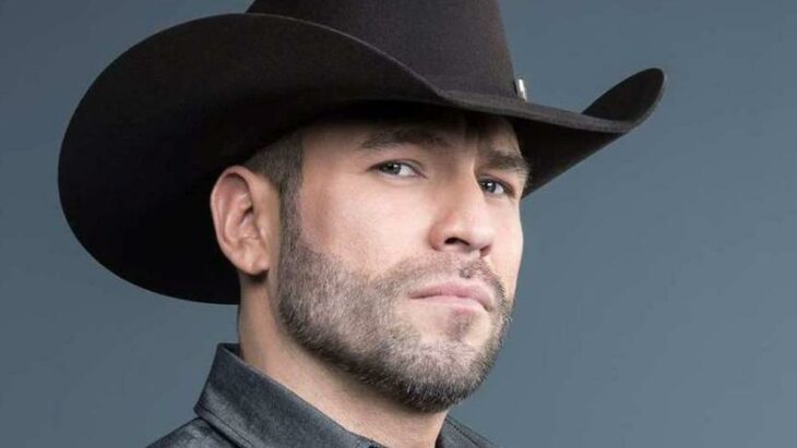 Rafael Amaya posando para la cámara con un sombrero negro de gamuza lleva la barba y el bigote un poco crecidos y viste una camisa gris