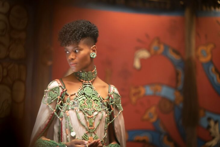 fotografía de la actriz Letitia Wright en su personaje de la princesa Shuri en una escena de la película Black Panther: Wakanda Forever 