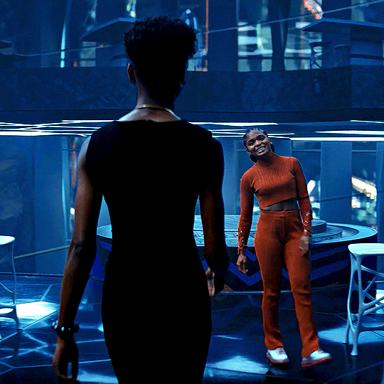 gif de la escena de la película Black Panther 2 donde Shuri entra a la habitación de Riri Williams y se saludan 