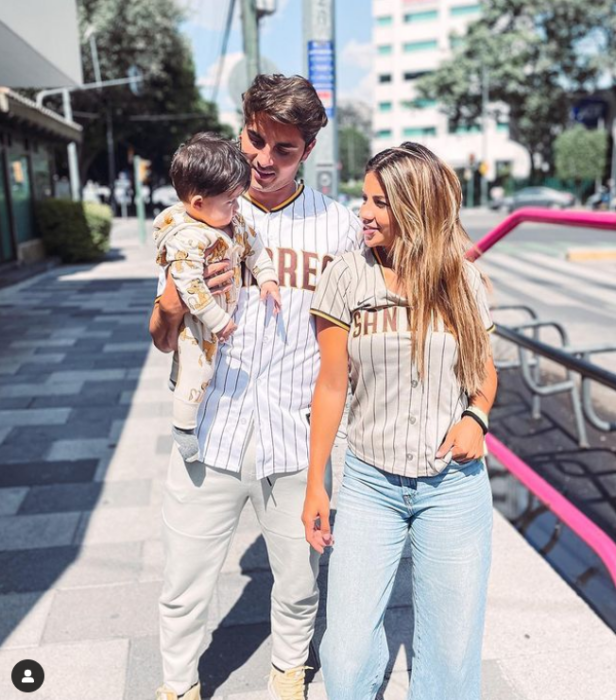 María Fernanda Quiroz y Christian Estrada con su pequeño hijo, los actores llevan una camiseta de beisbol y posan en una calle de USA como una amorosa familia 