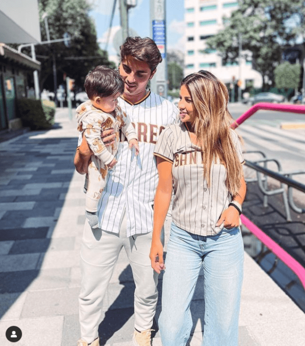 María Fernanda Quiroz y Christian Estrada con su pequeño hijo, los actores llevan una camiseta de beisbol y posan en una calle de USA como una amorosa familia 