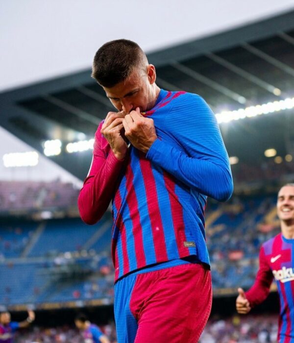 Foto de Gerard Piqué besando su camisa del Barcelona 