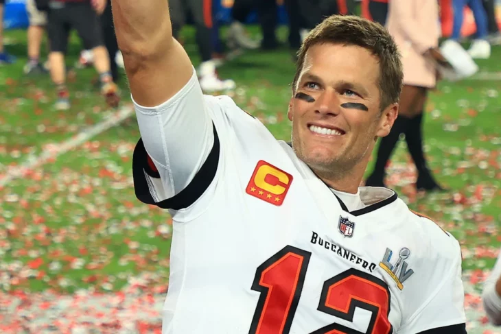 Tom Brady con su uniforme de futbol americano