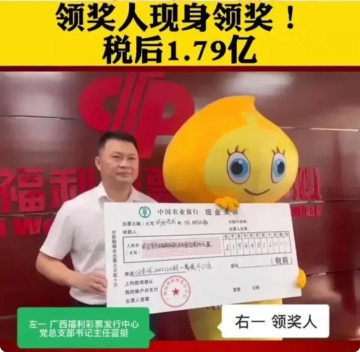 lotería china, un hombre disfrazado recoge su premio 