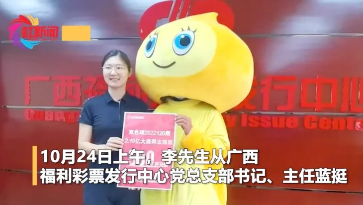 hombre disfrazado recibiendo premio de lotería en China